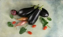 perspektywa z lotu ptaka nad martwą naturą z oberżyną